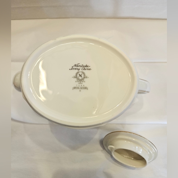 "Imperial Blossom" teapot by Noritake. - Picture 10 of 16